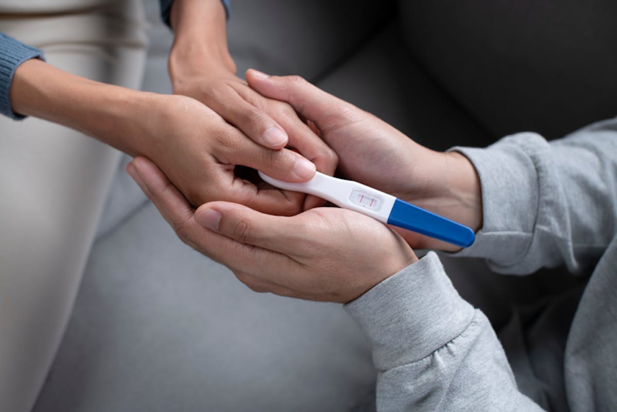Que faire après un test de grossesse positif ? | PARENTS.fr