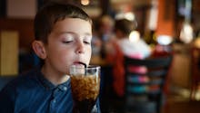 Le soda préféré des enfants les inciterait à essayer l’alcool, selon une étude