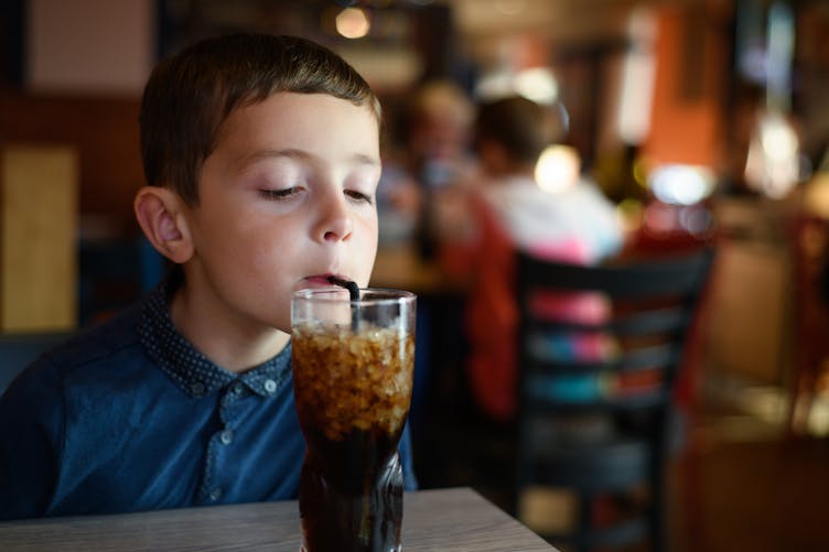 L’un des sodas préférés des enfants les inciterait à essayer l’alcool, selon une étude 