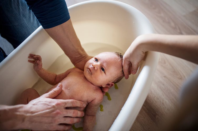 Le bain du bébé est à donner un jour sur deux afin d'assurer son hygiène 