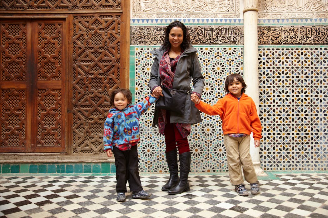 Une maman avec ses deux enfants. 