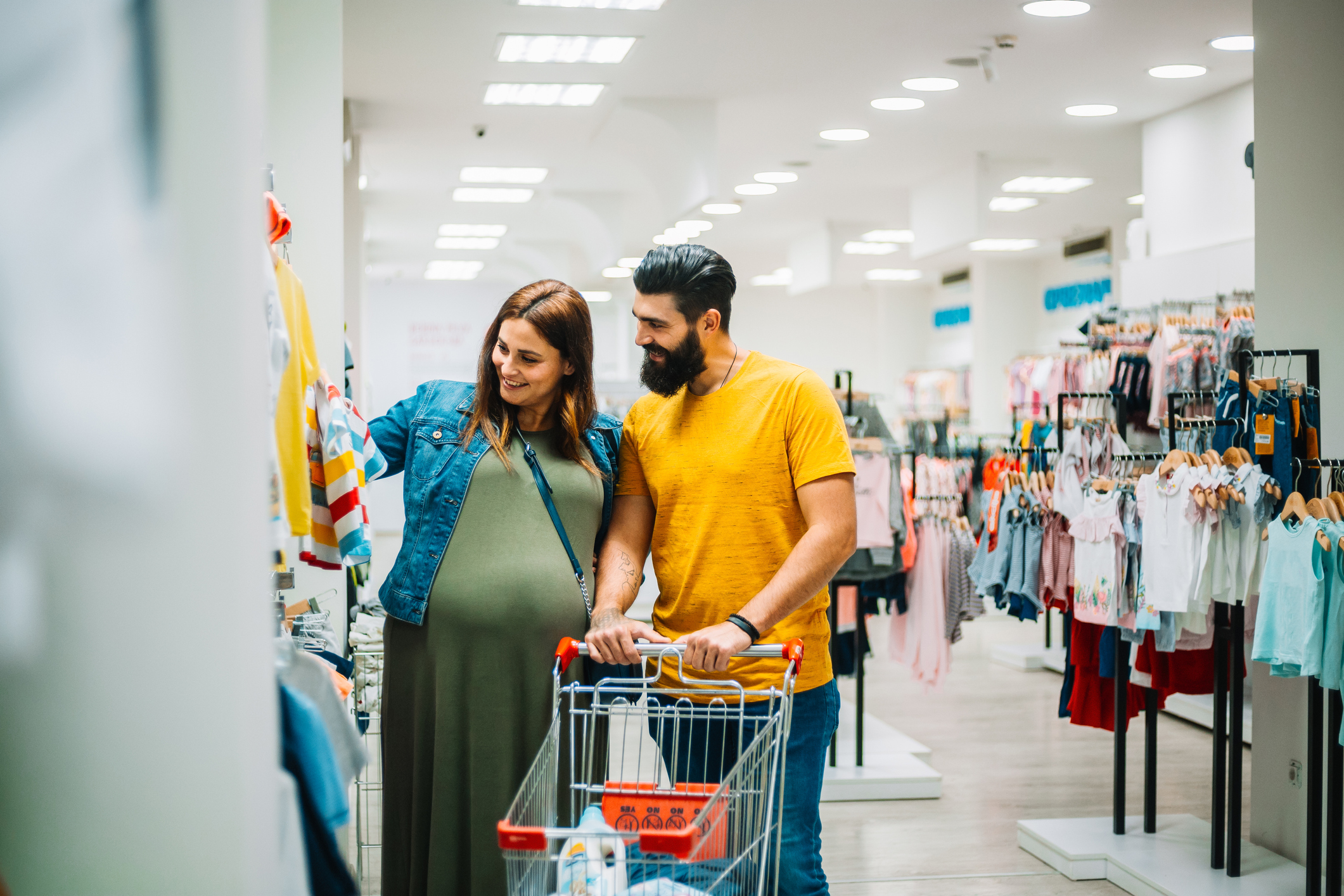 Une femme accouche au centre commercial PARENTS