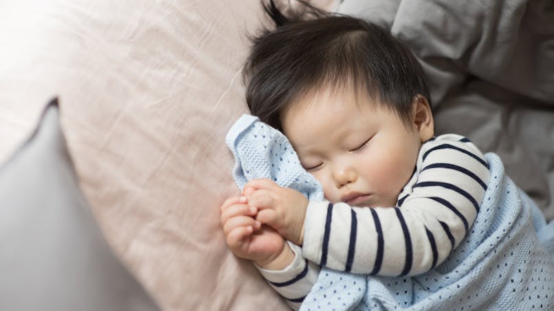 bébé fille asiatique endormi