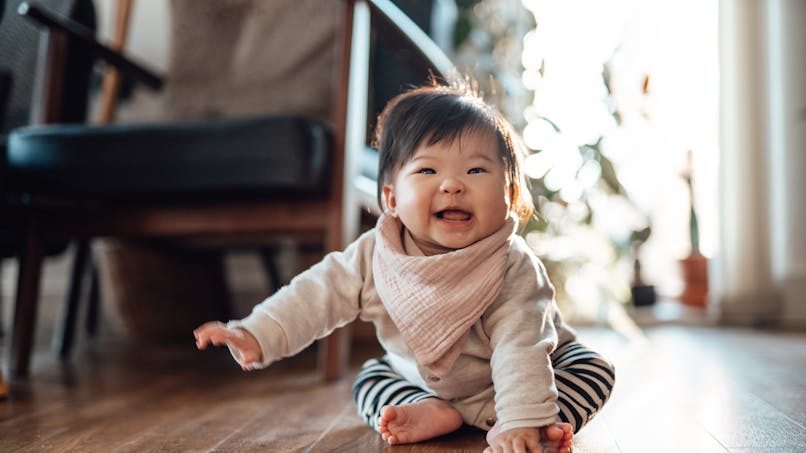 bébé fille asiatique assise sur le sol