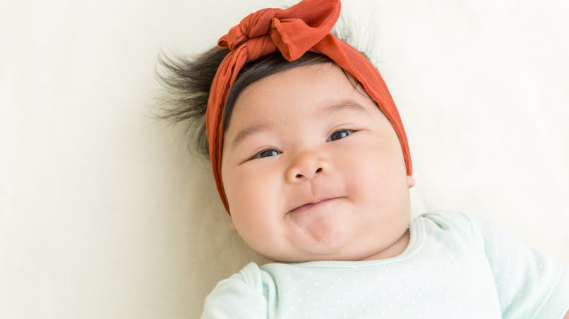bébé fille asiatique bandeau rouge dans les cheveux