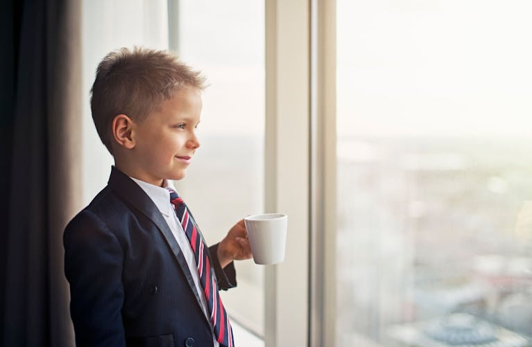 Quel est l'âge requis pour que mon enfant commence à boire du café ?
