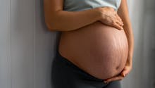 Vergetures après la grossesse : disparaissent-elles naturellement ? quels traitements pour les enlever ?