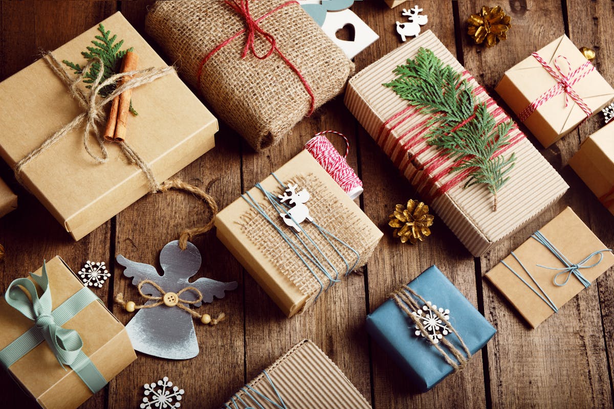 Noël : Le papier cadeau, indispensable au suspense et toujours à la  recherche de nouvelles formes