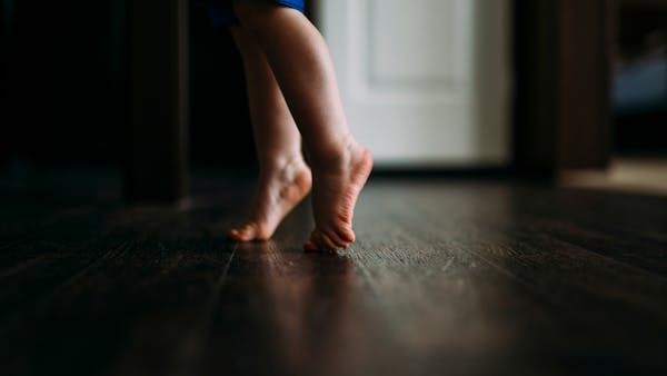 Enfant qui marche sur la pointe des pieds : quand faut-il s’inquiéter ?