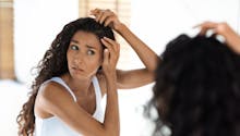 Pellicules dans les cheveux : les remèdes naturels pour les éliminer