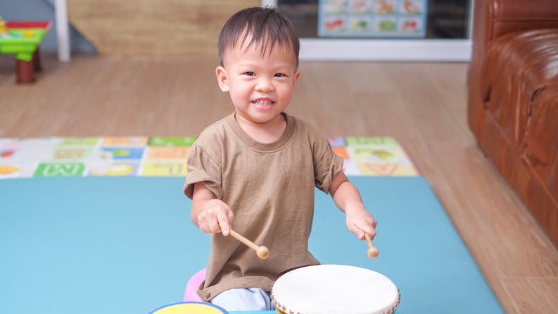 enfant jouant du tambour