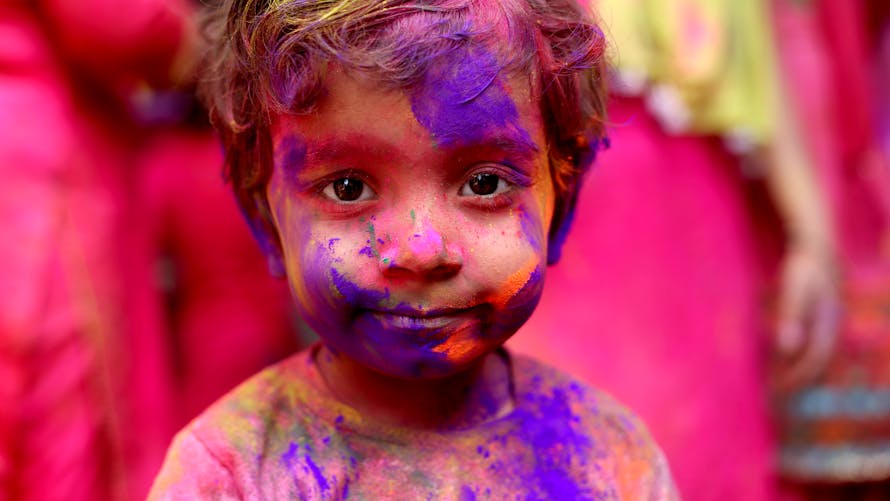 enfant au visage aux mille couleurs