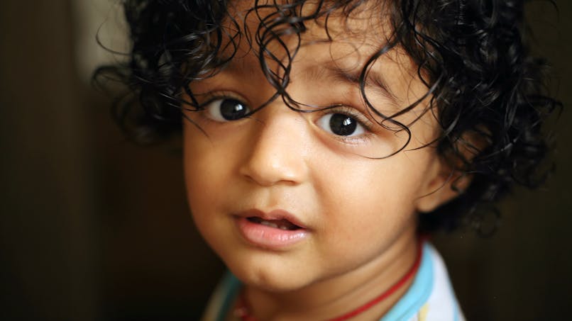 petit garçon indien aux cheveux noirs bouclés