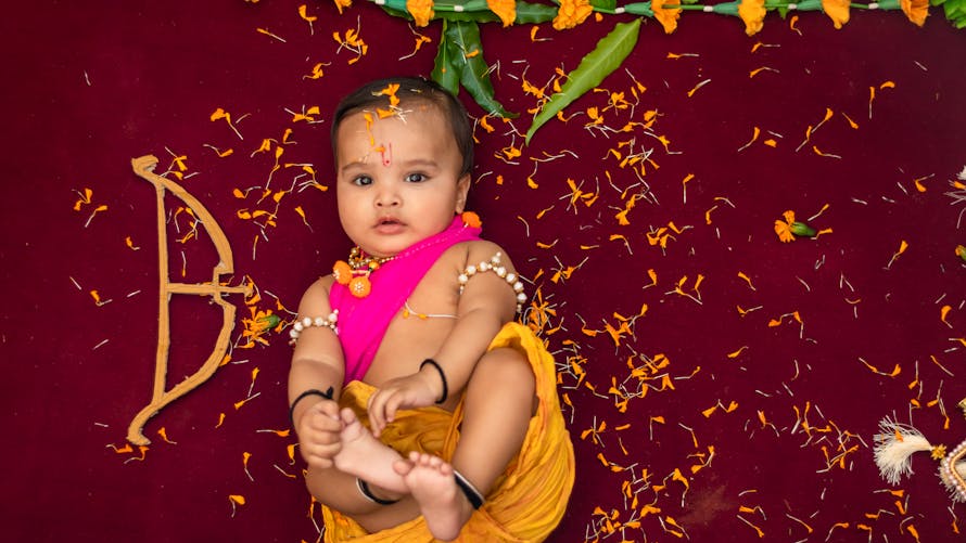 bébé fille hindoue drapée d'habits traditionnels