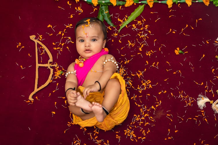 bébé fille hindoue drapée d'habits traditionnels