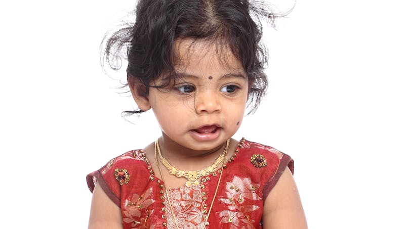petite fille hindoue en habits traditionnels