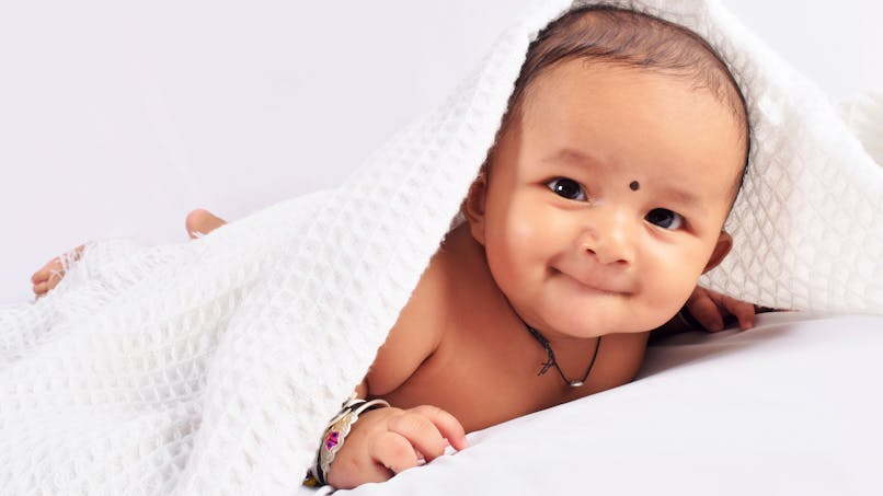 bébé hindou avec serviette sur la tête