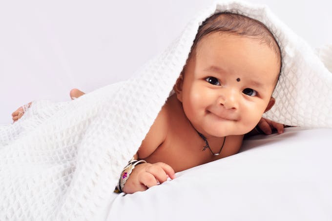 bébé hindou avec serviette sur la tête