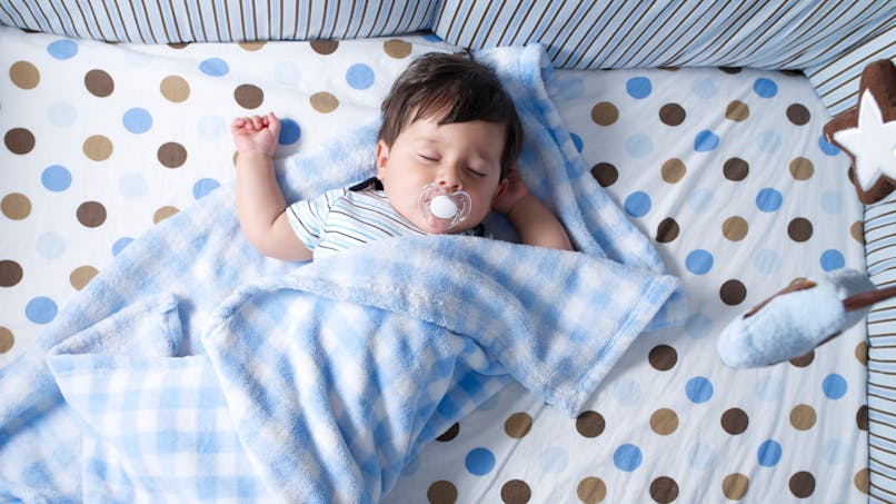bébé dort dans couverture bleue