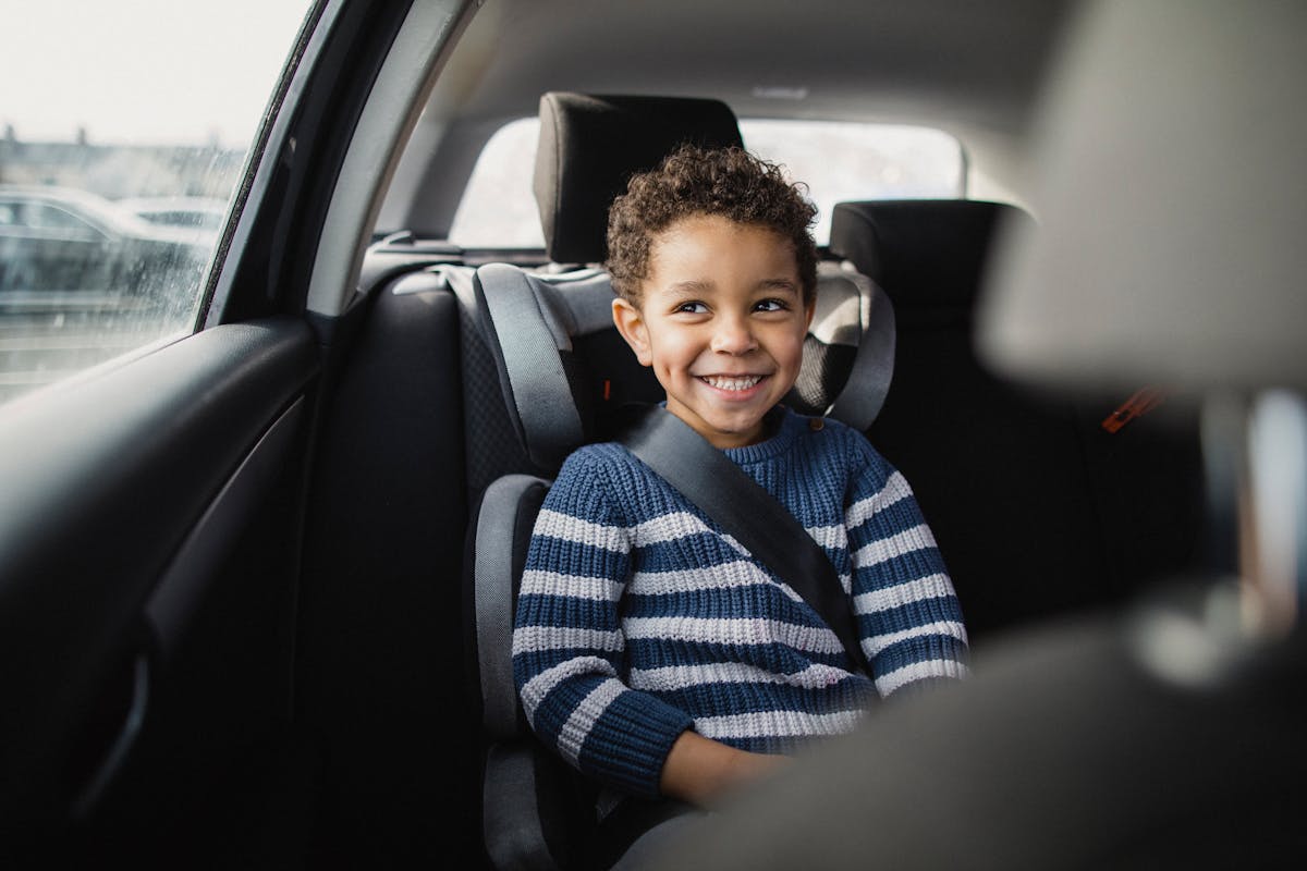 Réhausseur de dossier pour un enfant dans une voiture: le guide