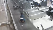 La vidéo folle d’un enfant embarqué par un tapis de bagages d’aéroport