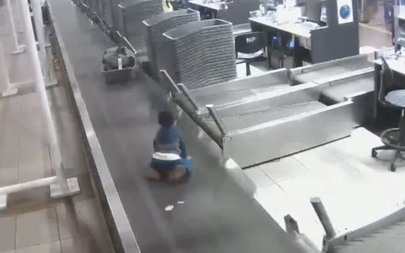 La vidéo folle d’un enfant embarqué par un tapis de bagages d’aéroport