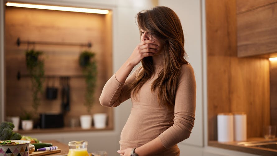 Une femme enceinte expérimente les maux du premier trimestre de la grossesse