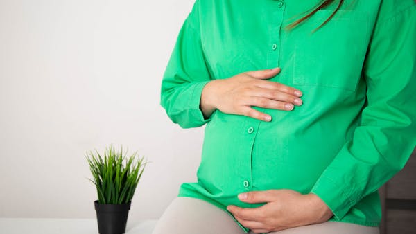 Ballonnements durant la grossesse : pourquoi en souffre-t-on et que faire pour les atténuer ?