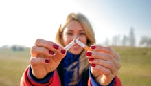 Hausse du prix, plus de lieux non-fumeur, interdiction des puffs : les mesures phares du nouveau plan contre le tabagisme