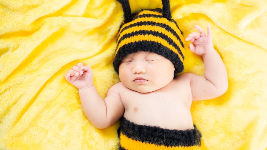 bébé thaïlandais déguisé en abeille