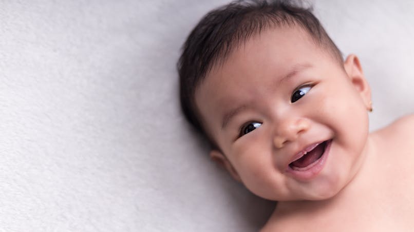 bébé garçon souriant sans dents