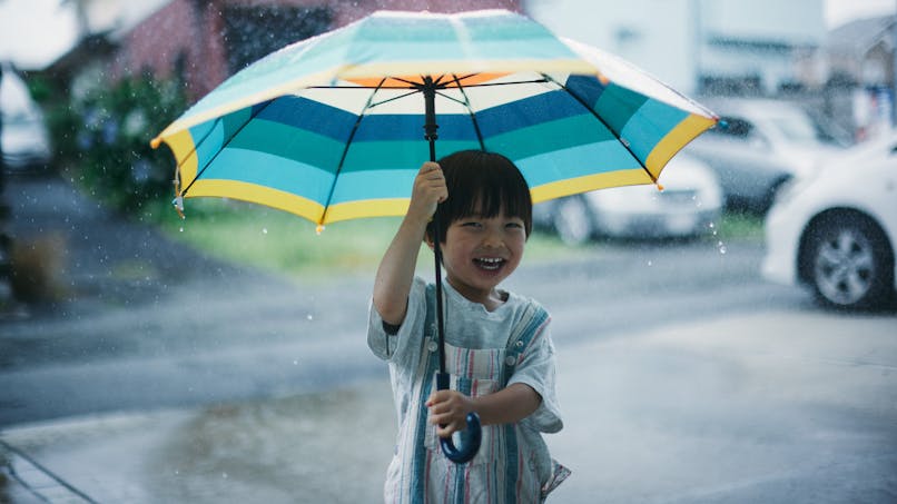 enfant garçon sous un parapluie