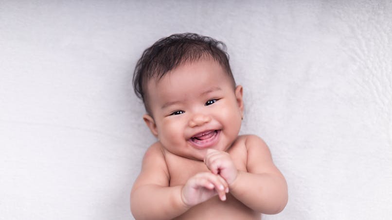 bébé thaïlandais qui rit