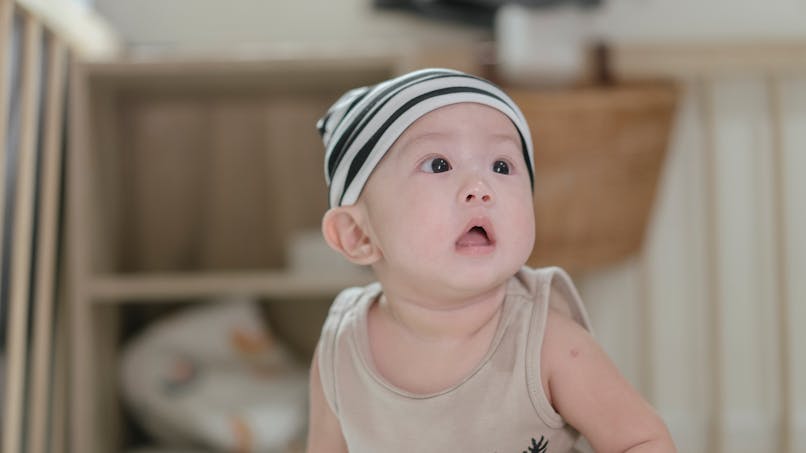 bébé asiatique avec un bonnet