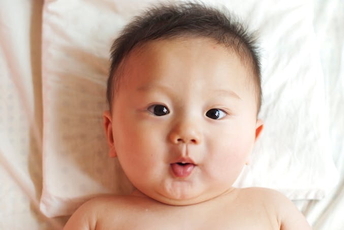 bébé asiatique bouche en cœur