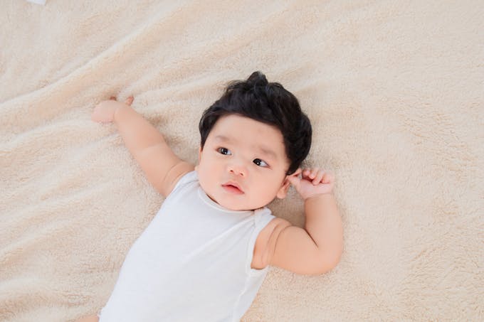 bébé asiatique très chevelu