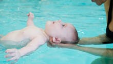 Bébé nageur : à quel âge peut-on commencer ?