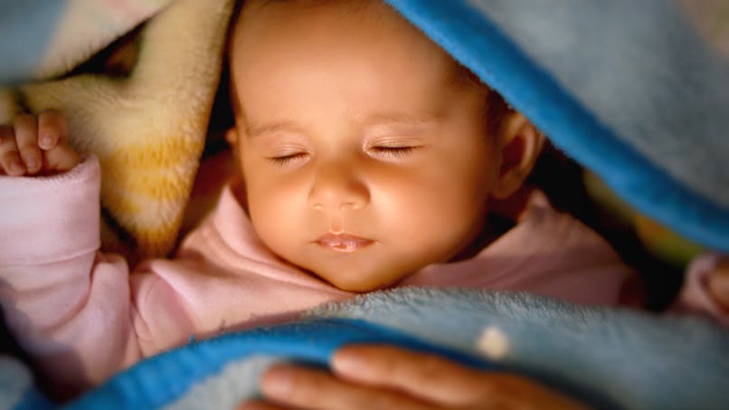 joli bébé fille afghan qui dort