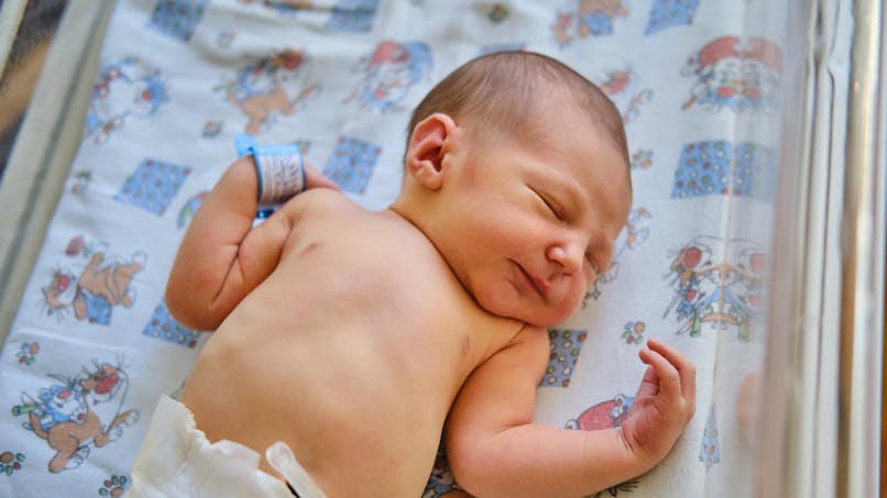 Bébé portant un prénom de garçon inspiré du carnet rose 2023,  Elijah Jude