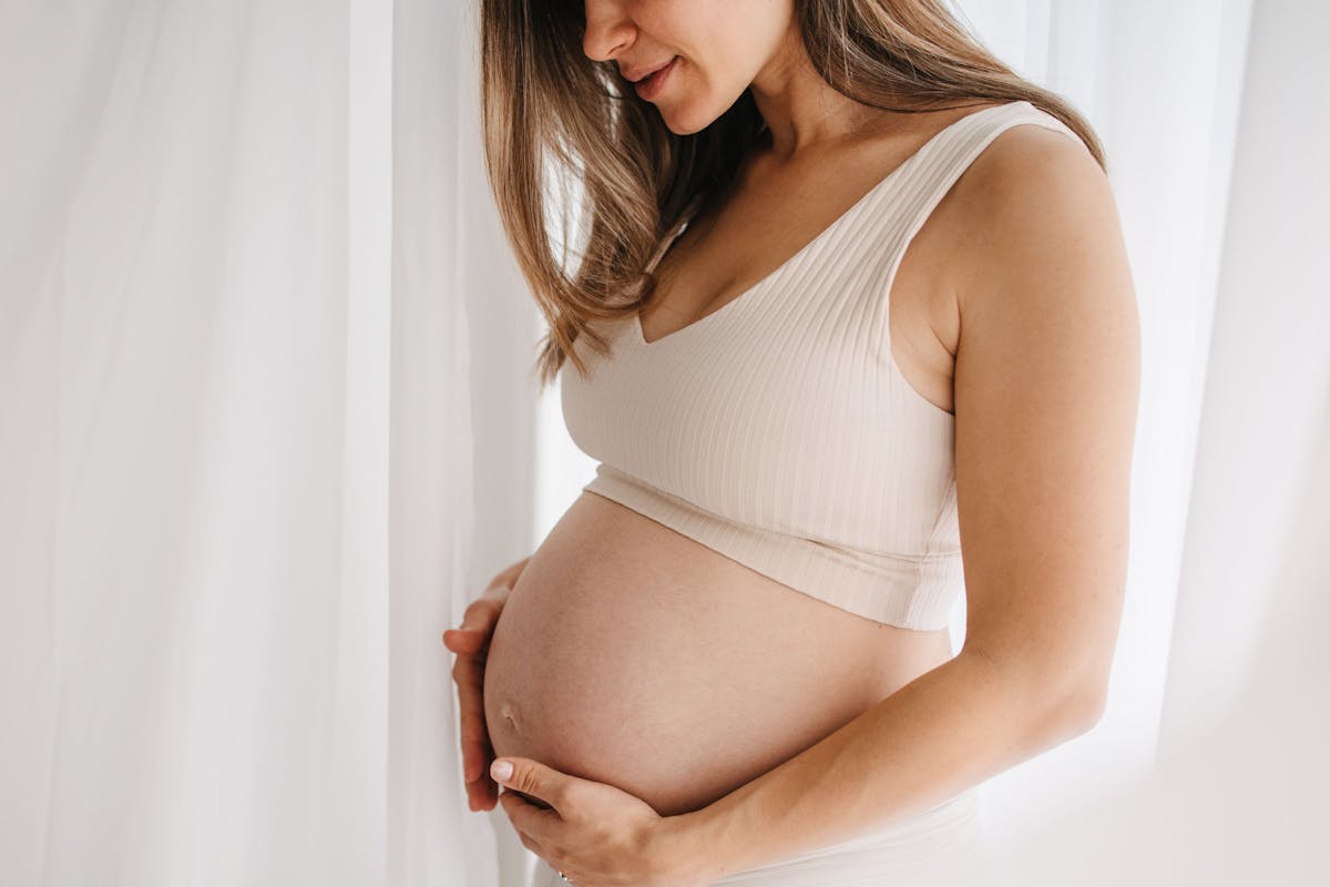 Ventre femme enceinte : quand grossit-on le plus pendant la grossesse ? 