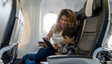 9 astuces pour voyager sereinement en avion avec ses enfants
