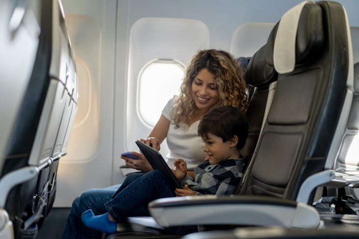 Voyager avec un bébé en avion : les 10 conseils à connaître