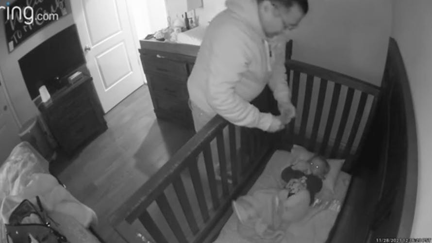 La vidéo hilarante d’un grand-père voulant endormir sa petite-fille devient virale 