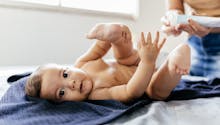 Bébé a la diarrhée : causes, symptômes et traitements