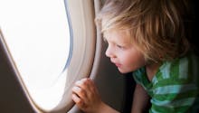 L’astuce d’une hôtesse de l'air pour occuper les enfants pendant un vol (vidéo)