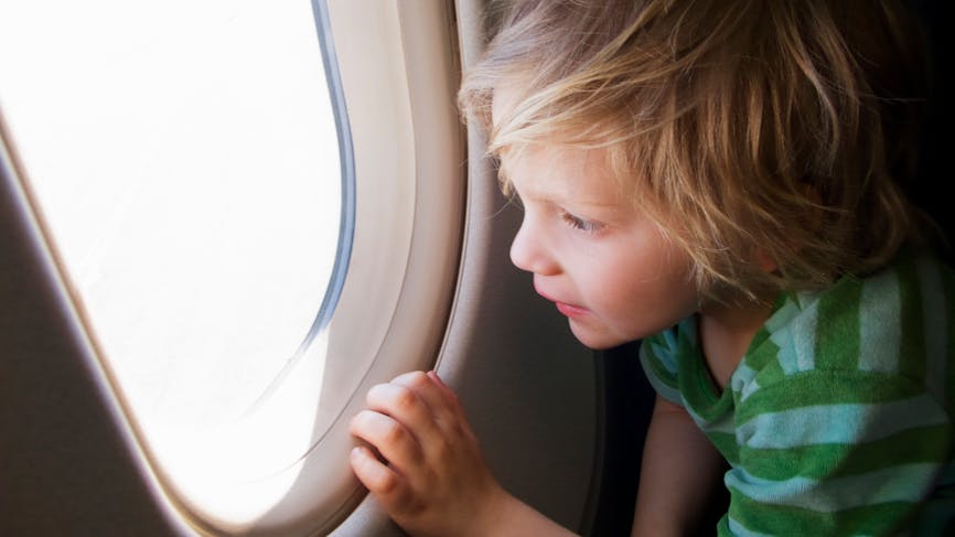 Mignonne Petite Fille Utilisant Une Tablette Dans L'avion Pendant