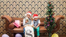 Avant d'offrir de l'argent à Noël à un enfant, il faut penser à ce détail, selon un psychologue