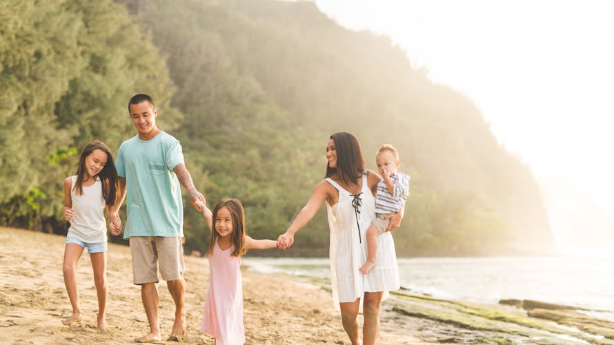 famille hawaïenne sur la plage