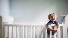 Jusqu’à quel âge un enfant doit-il dormir dans un lit à barreaux ?