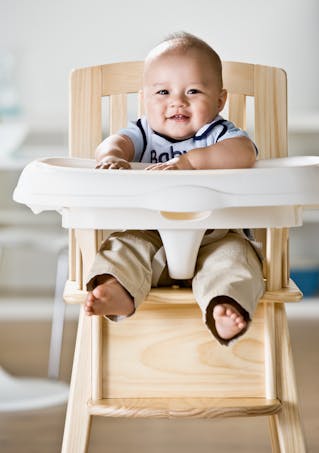 bébé garçon hawaïen assis dans sa chaise haute